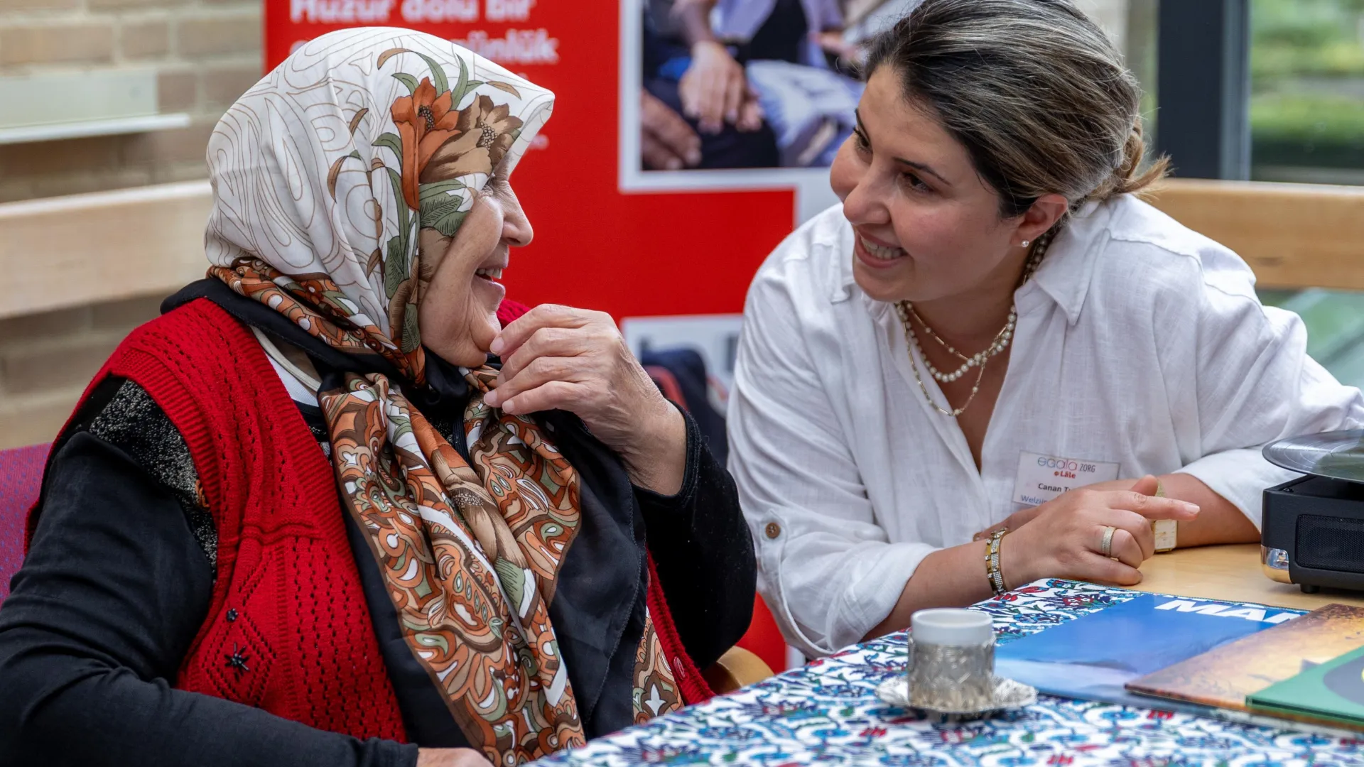 Twee mensen aan tafel