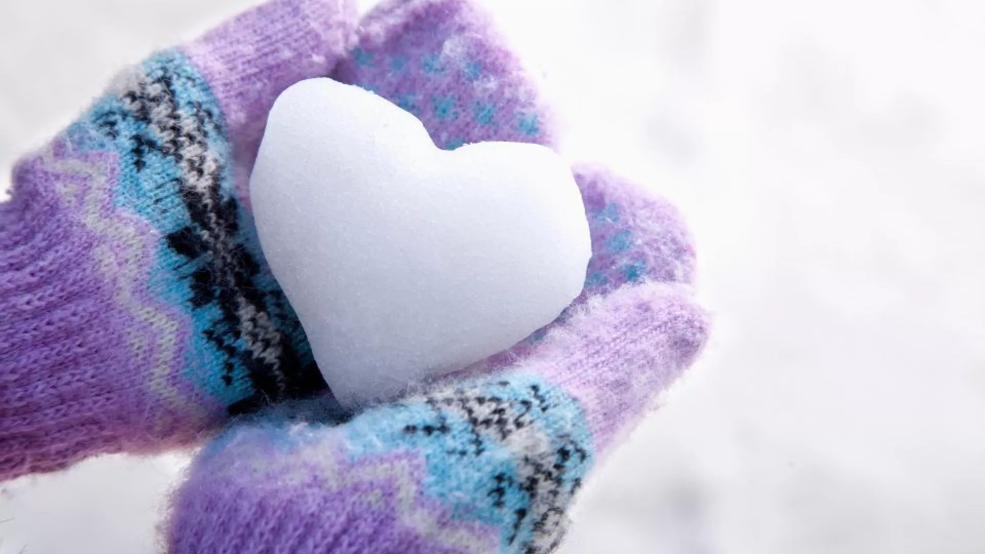 Handschoenen houden sneeuwbal vast