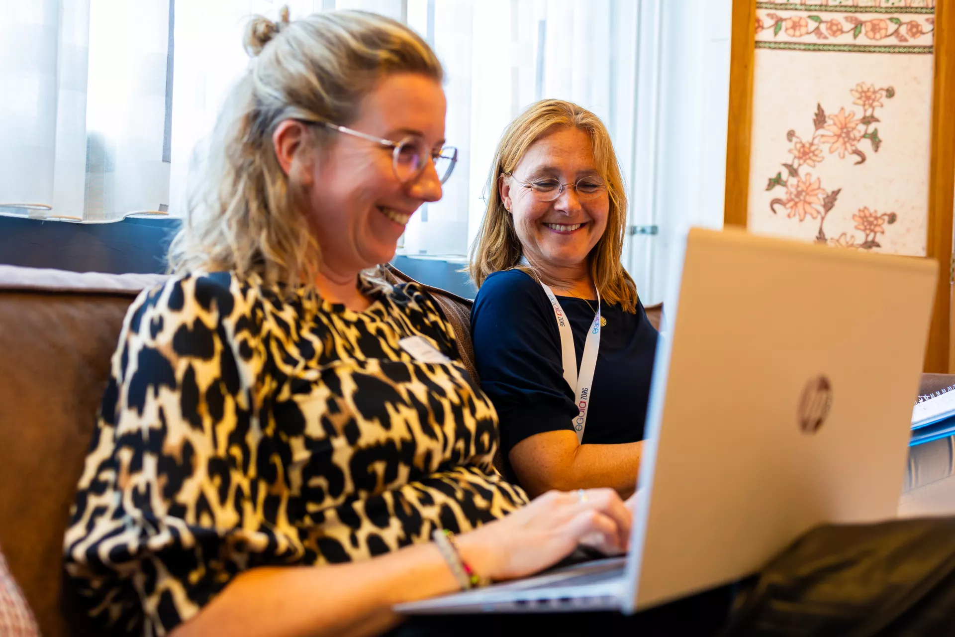 Vrouw achter laptop