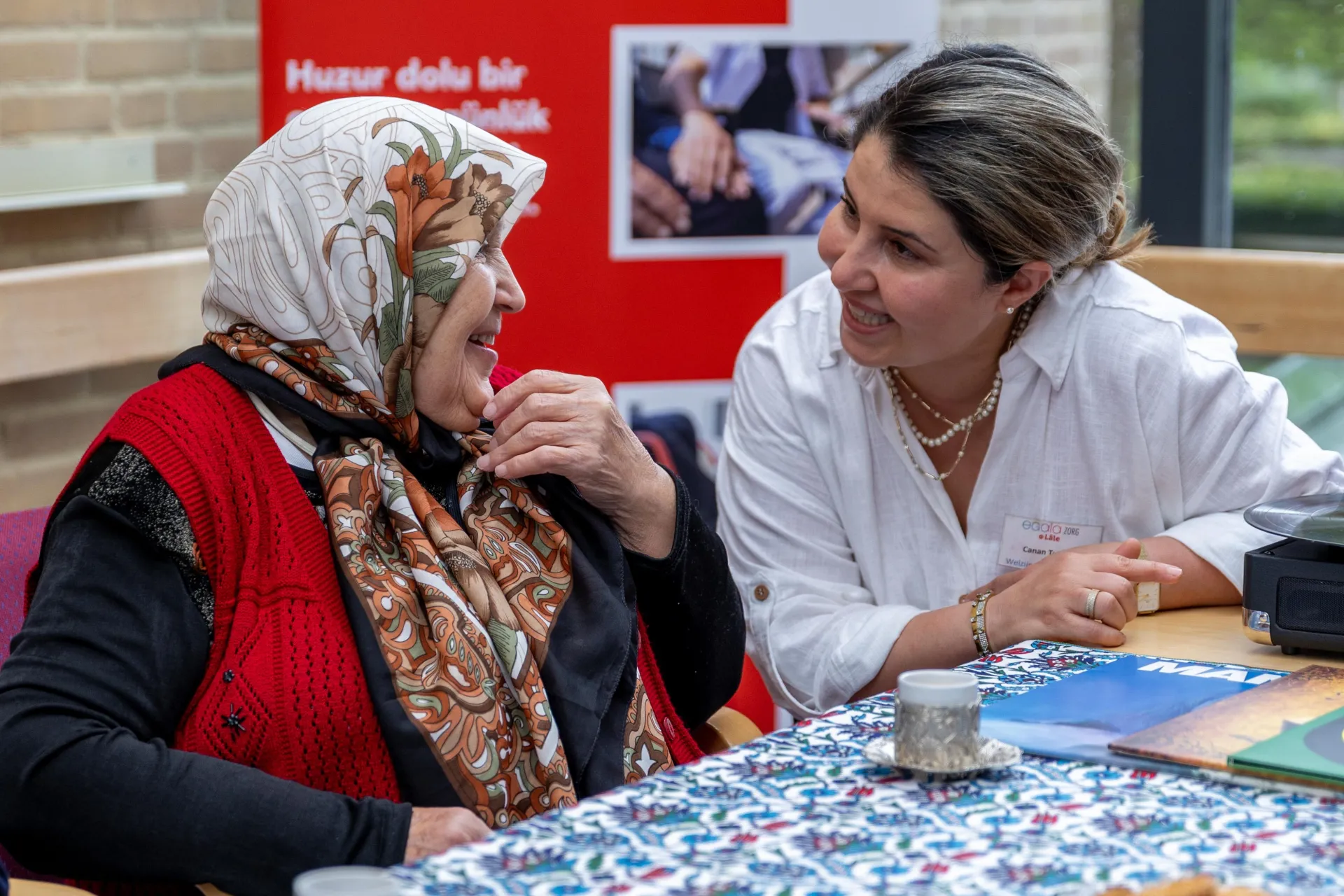 Twee mensen aan tafel