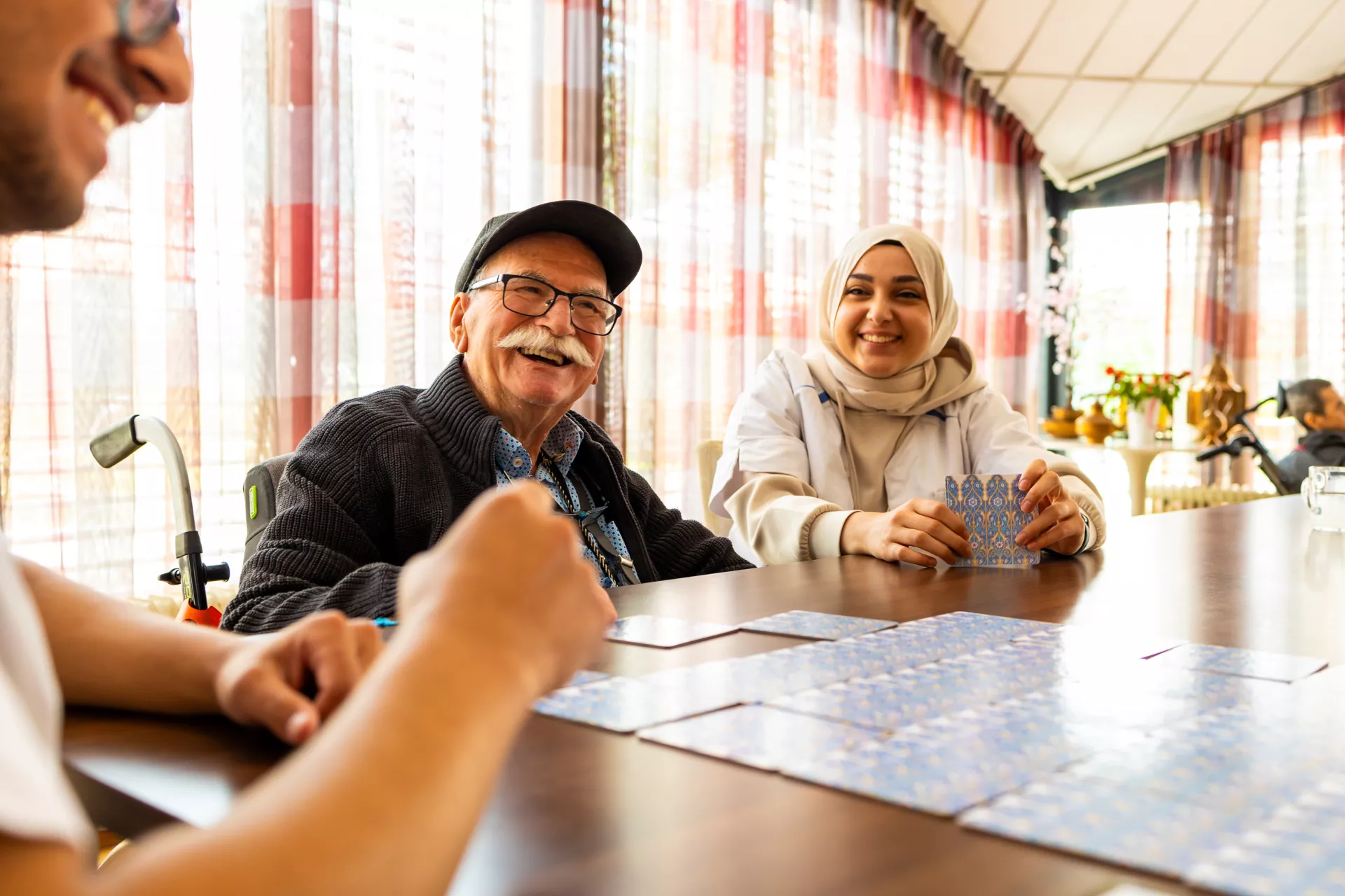 Bewoner en verzorgenden aan tafel